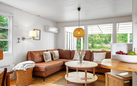 Gia - 1.3Km from the Sea: Meubilair, Interieur Ontwerp, Bankstel, Flooring, Hout, Verdieping, Woonkamer, Plafond, Tafel, Verlichting