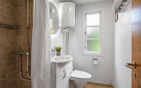 Gia - 1.3Km from the Sea: Wc Bril, Badkamer, Toilet, Loodgieterswerkinrichting, Wastafel, Wastafel In De Badkamer, Interieur Ontwerp, Flooring, Verdieping, Kraan