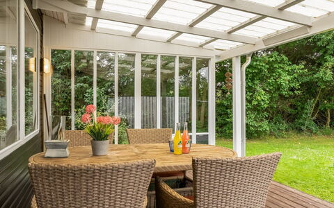 Gia - 1.3Km from the Sea: Hout, Meubilair, Buitenmeubels, Interieur Ontwerp, Veranda, Buitentafel, Stoel, Plafond, Schaduw, Outdoor Structuur