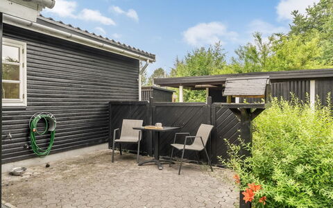 Gia - 1.3Km from the Sea: Hout, Siding, Huis, Tuin, Backyard, Verblijf, Werf, Schaduw, Buitenmeubels, Garden Gebouwen