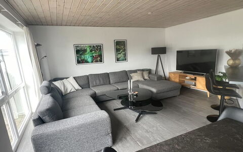 Ingolf - 750M from the Sea: Huis, Verdieping, Woonkamer, Bankstel, Slaapbank, Koffietafel