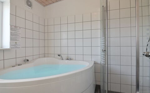 Ingolf - 750M from the Sea: Badkamer, Flooring, Loodgieterswerkinrichting, Bad, Verdieping, Interieur Ontwerp, Plafond, Loodgieter, Kraan, Kamer