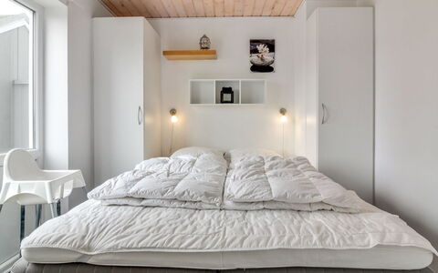 Ingolf - 750M from the Sea: Slaapkamer, Meubilair, Interieur Ontwerp, Bed, Muur, Hout, Plafond, Laken, Bedding, Verdieping