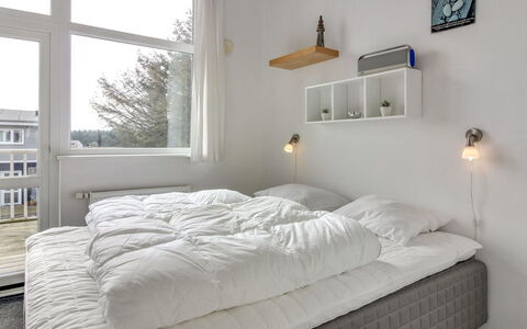 Ingolf - 750M from the Sea: Bed, Slaapkamer, Bedding, Meubilair, Interieur Ontwerp, Laken, Muur, Plafond, Linens, Verdieping