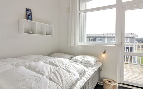 Ingolf - 750M from the Sea: Slaapkamer, Bed, Interieur Ontwerp, Laken, Bedding, Verdieping, Plafond, Meubilair, Flooring, Appartement