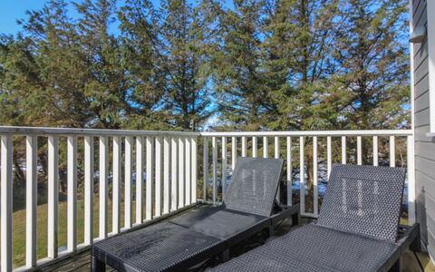 Ingolf - 750M from the Sea: Veranda, Buitenmeubels, Dek, Hek, Leuning, Baluster, Hardwood, Balkon, Plank, Buitentafel