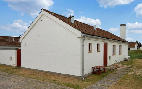Frieda - 7.2Km from the Sea: Huis, Huis, Deur, Dak, Verblijf, Landgoed, Tuin, Schaduw, Siding, Werf
