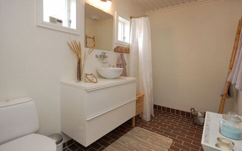 Frieda - 7.2Km from the Sea: Huis, Huis, Deur, Dak, Verblijf, Landgoed, Tuin, Schaduw, Siding, Werf
