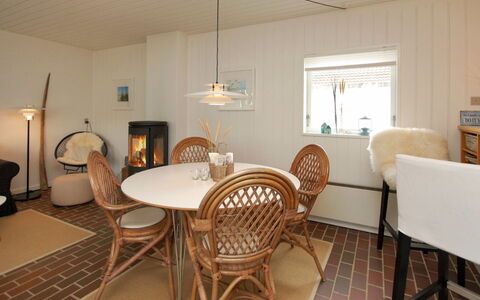 Frieda - 7.2Km from the Sea: Huis, Huis, Deur, Dak, Verblijf, Landgoed, Tuin, Schaduw, Siding, Werf