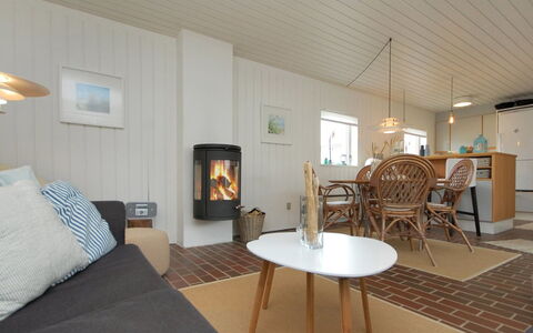Frieda - 7.2Km from the Sea: Huis, Huis, Deur, Dak, Verblijf, Landgoed, Tuin, Schaduw, Siding, Werf