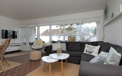 Frieda - 7.2Km from the Sea: Huis, Huis, Deur, Dak, Verblijf, Landgoed, Tuin, Schaduw, Siding, Werf