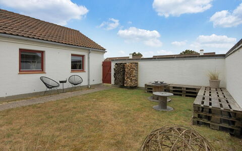 Frieda - 7.2Km from the Sea: Huis, Huis, Deur, Dak, Verblijf, Landgoed, Tuin, Schaduw, Siding, Werf