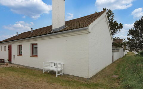 Frieda - 7.2Km from the Sea: Huis, Huis, Deur, Dak, Verblijf, Landgoed, Tuin, Schaduw, Siding, Werf