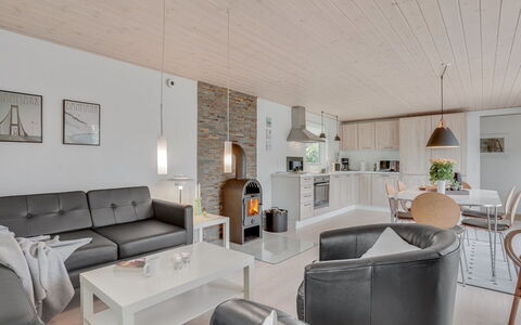Kerttuli - 800M from the Sea: Meubilair, Hout, Interieur Ontwerp, Bankstel, Plafond, Woonkamer, Flooring, Huis, Kamer, Verlichting