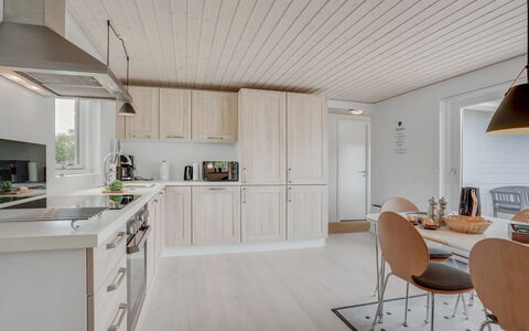Kerttuli - 800M from the Sea: Hout, Interieur Ontwerp, Plafond, Meubilair, Flooring, Keuken, Countertop, Verdieping, Cabinetry, Huis