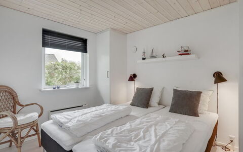 Kerttuli - 800M from the Sea: Interieur Ontwerp, Muur, Slaapkamer, Meubilair, Bed, Hout, Plafond, Verdieping, Flooring, Laken