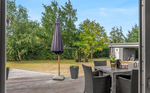 Kerttuli - 800M from the Sea: Hout, Buitenmeubels, Meubilair, Struik, Tuin, Huis, Land Lot, Stoel, Schaduw