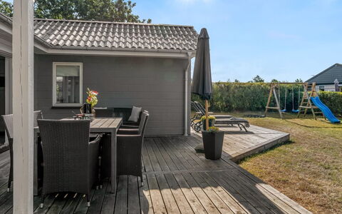 Kerttuli - 800M from the Sea: Hout, Huis, Huis, Dak, Siding, Deur, Verblijf, Samengesteld Materiaal, Veranda, Dek