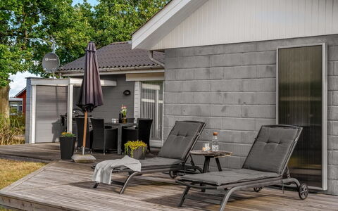 Kerttuli - 800M from the Sea: Buitenmeubels, Bloempot, Hardwood, Siding, Stoel, Patio, Plank, Tuin, Dek, Werf