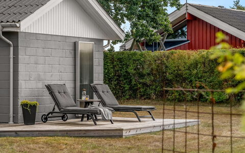 Kerttuli - 800M from the Sea: Siding, Buitenmeubels, Tuin, Werf, Hardwood, Backyard, Plank, Gazon, Garden Gebouwen, Beits