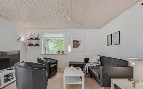 Kerttuli - 800M from the Sea: Meubilair, Interieur Ontwerp, Bankstel, Hout, Plafond, Flooring, Woonkamer, Verdieping, Kamer, Huis
