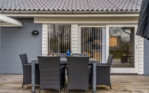 Kerttuli - 800M from the Sea: Hout, Meubilair, Buitenmeubels, Huis, Veranda, Deur, Stoel, Verdieping, Patio, Siding