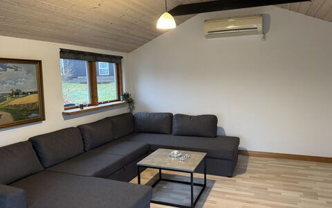Rafn - 550M from the Sea: Meubilair, Bankstel, Flooring, Interieur Ontwerp, Hout, Verdieping, Woonkamer, Kamer, Plafond