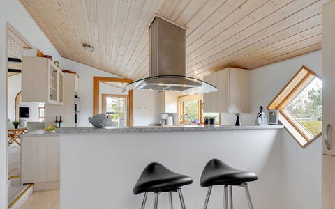 Rafn - 550M from the Sea: Flooring, Interieur Ontwerp, Hout, Plafond, Keuken, Verdieping, Meubilair, Countertop, Houten Vloer, Verlichting