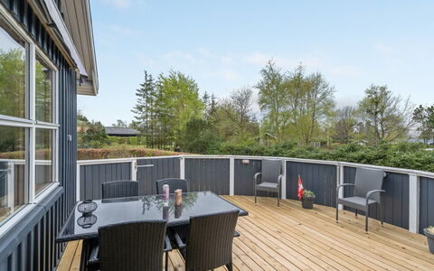 Rafn - 550M from the Sea: Hout, Dek, Veranda, Houten Vloer, Hardwood, Schaduw, Beits, Plank, Stoel, Balkon