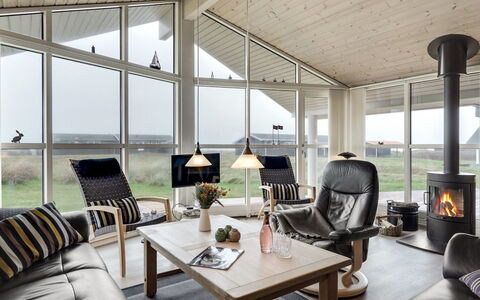 Aniela - 150M from the Sea: Hout, Plafond, Interieur Ontwerp, Huis, Meubilair, Woonkamer, Stoel, Verdieping, Verblijf, Lichte Inrichting