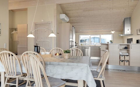 Aniela - 150M from the Sea: Meubilair, Hout, Interieur Ontwerp, Plafond, Flooring, Keuken En Eettafel, Lichte Inrichting, Verdieping, Stoel, Eetkamer