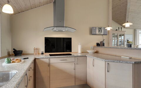 Aniela - 150M from the Sea: Countertop, Keuken, Flooring, Interieur Ontwerp, Toestel Van De Keuken, Cabinetry, Meubilair, Plafond, Verdieping, Lichte Inrichting