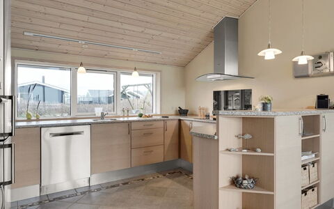Aniela - 150M from the Sea: Keuken, Countertop, Meubilair, Flooring, Toestel Van De Keuken, Interieur Ontwerp, Hout, Cabinetry, Plafond, Verdieping