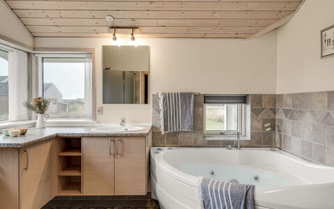Aniela - 150M from the Sea: Interieur Ontwerp, Loodgieterswerkinrichting, Flooring, Plafond, Verdieping, Badkamer, Loodgieter, Kraan, Verlichting, Kamer