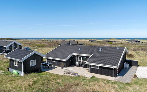 Gila - 250M from the Sea: Flooring, Muur, Verdieping, Interieur Ontwerp, Hout, Plafond, Houten Vloer, Verlichting, Meubilair, Laminaatvloer
