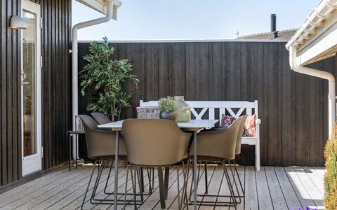 Gila - 250M from the Sea: Flooring, Muur, Verdieping, Interieur Ontwerp, Hout, Plafond, Houten Vloer, Verlichting, Meubilair, Laminaatvloer