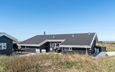Gila - 250M from the Sea: Flooring, Muur, Verdieping, Interieur Ontwerp, Hout, Plafond, Houten Vloer, Verlichting, Meubilair, Laminaatvloer