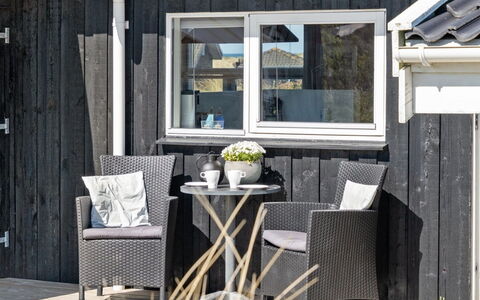 Gila - 250M from the Sea: Flooring, Muur, Verdieping, Interieur Ontwerp, Hout, Plafond, Houten Vloer, Verlichting, Meubilair, Laminaatvloer
