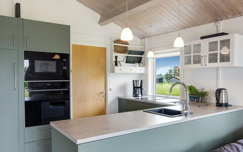 Aashild - 400M from the Sea: Keuken, Toestel Van De Keuken, Countertop, Interieur Ontwerp, Hout, Major Appliance, Flooring, Plafond, Cabinetry, Meubilair