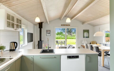 Aashild - 400M from the Sea: Keuken, Interieur Ontwerp, Plafond, Countertop, Toestel Van De Keuken, Meubilair, Cabinetry, Lichte Inrichting, Major Appliance, Huishoudapparatuur