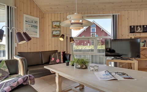 Hedy - 150M from the Sea: Meubilair, Interieur Ontwerp, Flooring, Hout, Verdieping, Plafond, Houten Vloer, Stoel, Tafel, Verlichting