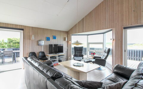 Seniha - 400M from the Sea: Hout, Huis, Plafond, Hardwood, Verblijf, Houten Vloer, Plank, Beits, Woonkamer