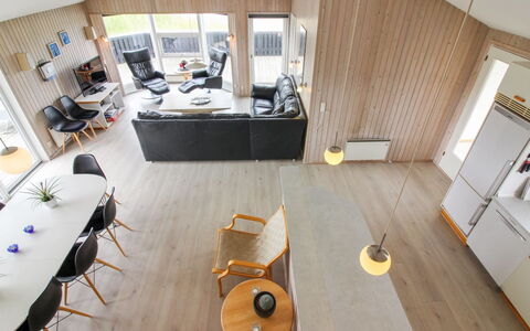 Seniha - 400M from the Sea: Interieur Ontwerp, Flooring, Hout, Verdieping, Meubilair, Plafond, Houten Vloer, Woonkamer, Verlichting, Lichte Inrichting