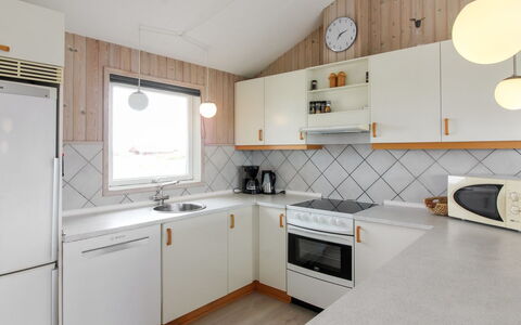 Seniha - 400M from the Sea: Keuken, Interieur Ontwerp, Countertop, Hout, Toestel Van De Keuken, Flooring, Plafond, Lichte Inrichting, Major Appliance, Cabinetry