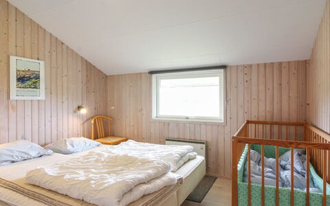 Seniha - 400M from the Sea: Hout, Slaapkamer, Bed, Plafond, Interieur Ontwerp, Verdieping, Huis, Bedding, Meubilair, Laken