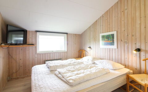 Seniha - 400M from the Sea: Hout, Slaapkamer, Interieur Ontwerp, Plafond, Bed, Verdieping, Flooring, Laken, Huis, Bed Frame