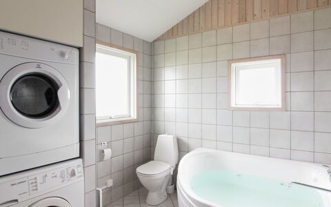 Seniha - 400M from the Sea: Flooring, Verdieping, Interieur Ontwerp, Wasmachine, Plafond, Loodgieterswerkinrichting, Badkamer, Kamer, Loodgieter, Kraan