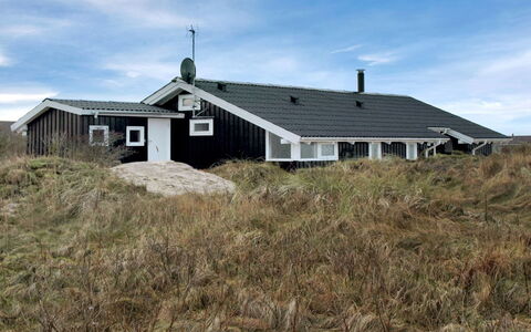 Sixten - 450M from the Sea: Flooring, Muur, Verdieping, Interieur Ontwerp, Hout, Plafond, Houten Vloer, Verlichting, Meubilair, Laminaatvloer