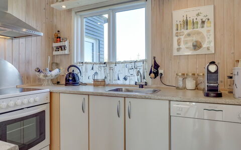 Afrim - 694M from the Sea: Keuken, Toestel Van De Keuken, Countertop, Major Appliance, Hout, Interieur Ontwerp, Cabinetry, Meubilair, Kamer, Verlichting