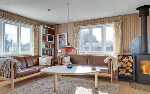 Afrim - 694M from the Sea: Meubilair, Interieur Ontwerp, Flooring, Verdieping, Hout, Plafond, Kamer, Huis, Woonkamer, Verlichting
